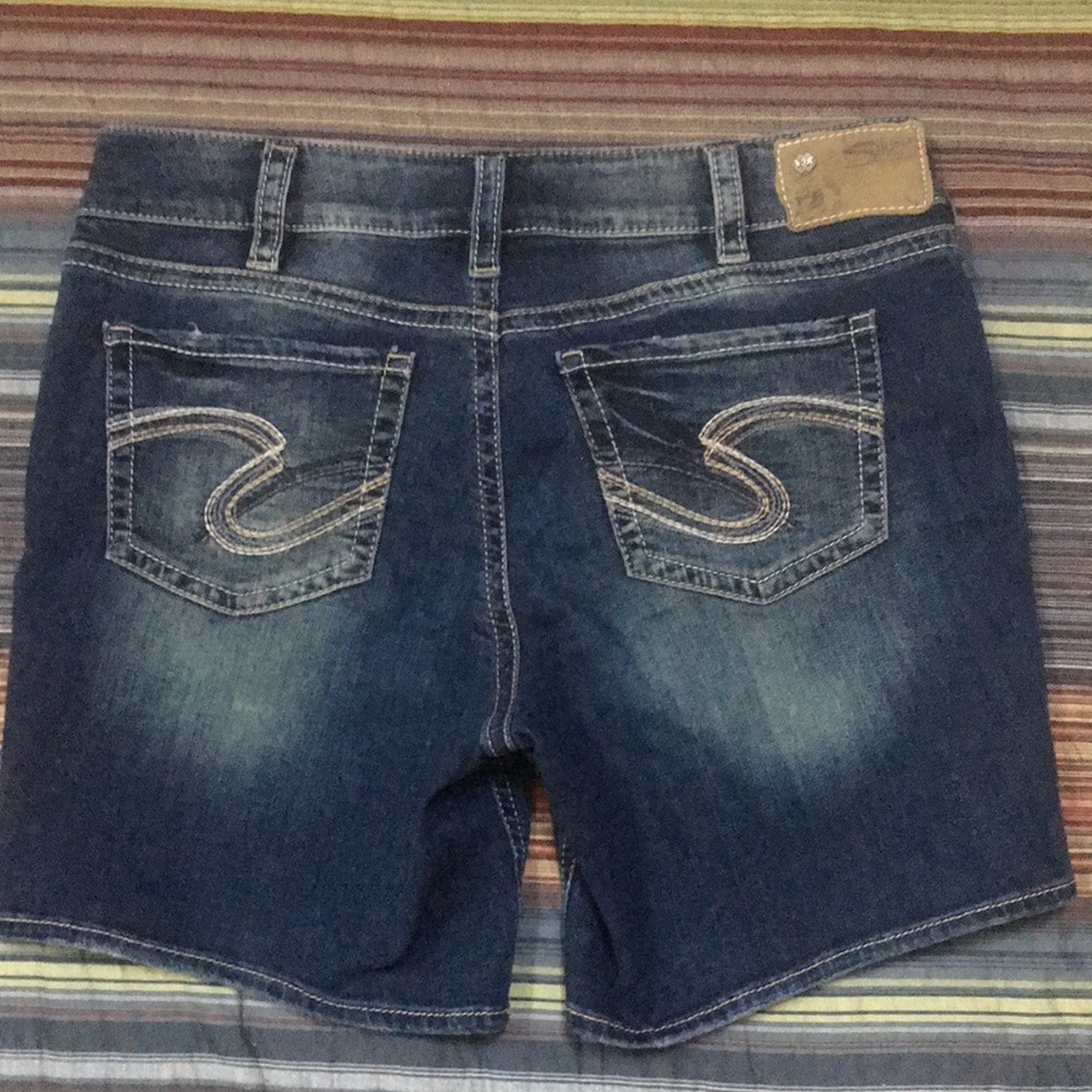 Silver Jeans Suki Mid Rise Stretch Short W31 L4 1/2 Gently Distressed